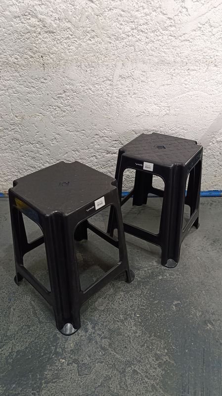 Lote siguiente: Banqueta de plástico negro