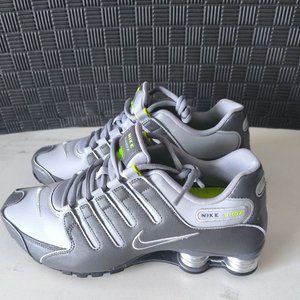 Lote anterior: Zapatillas Nike Shox NZ Gris Talle 40