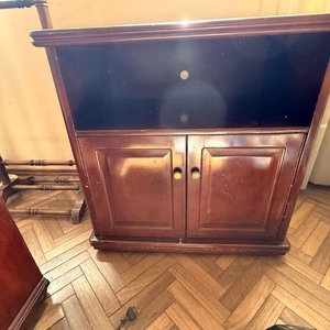 Lote anterior: Mueble de madera para TV con puertas y estantes