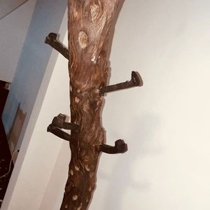 Perchero Rústico de Madera con Base de Disco de Arado y 5 Clavos - imagen 5