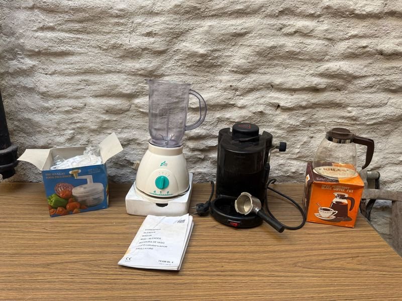 Gran lote de cocina, licuadora y cafetera expreso con faltante prende
