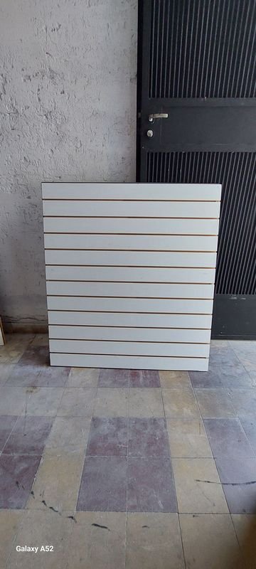 Lote anterior: Panel de madera recortado y ranurado