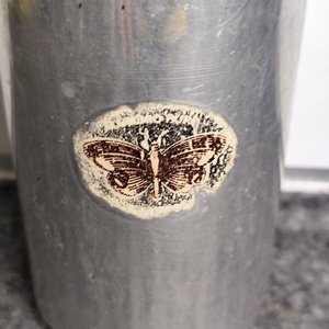 Porrón de Aluminio Sellado con Etiqueta y Tapa de Bronce - imagen 6