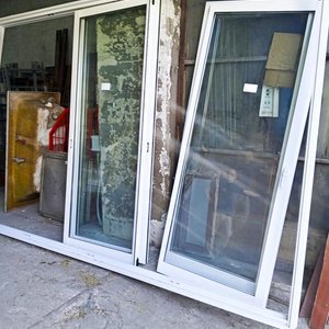 Lote siguiente: Una puerta ventanal aluminio color blanco cuatro hojas corredizas vidrio dvh 355 x 236 cm