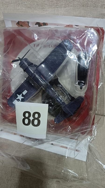Avión en Miniatura de Colección con Soporte y Publicación