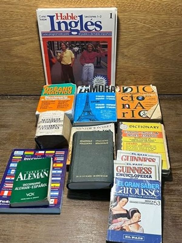 Lote siguiente: Colección de diccionarios y libros en idiomas variados