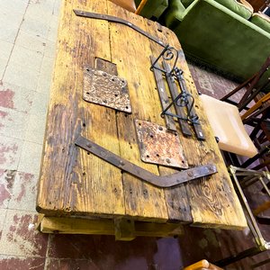 Mesa Rústica de Madera Maciza con Detalles Metálicos - imagen 2