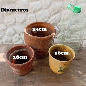 Lote de 3 Macetas: 2 de Barro y 1 de Cerámica Decorada - imagen 2