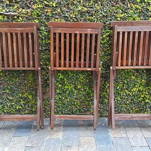 Tres Sillas Plegables de Madera Oscura - imagen 6