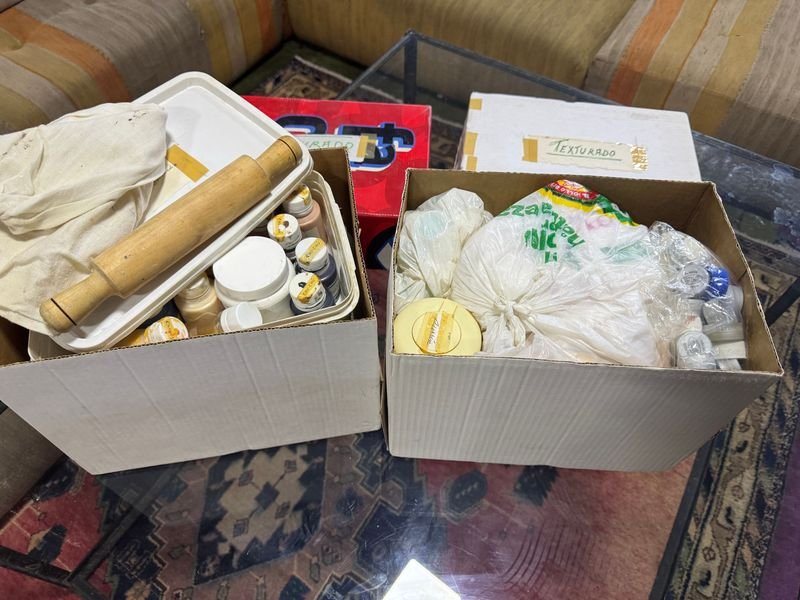 Cajas con pinturas y accesorios para manualidades - imagen 3