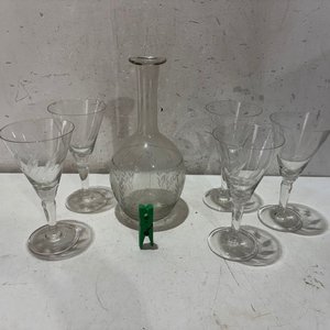 Botellón de Vidrio con Grabados y 5 Copas de Cristal - imagen 1