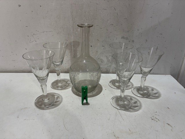 Botellón de Vidrio con Grabados y 5 Copas de Cristal