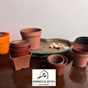 Lote siguiente: Lote de Macetas de Plástico y Barro