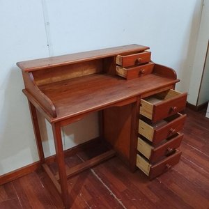 Escritorio de Madera Lustrada con Estante y Seis Cajones - imagen 2