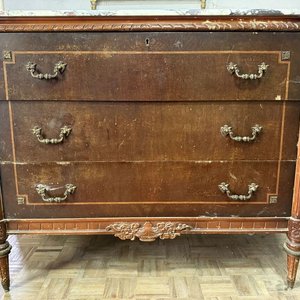 Lote siguiente: Cómoda Clásica de Madera con Tapa de Mármol y Detalles en Bronce