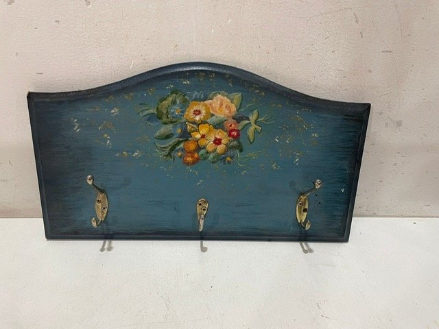 Lote siguiente: Perchero de madera con diseño floral