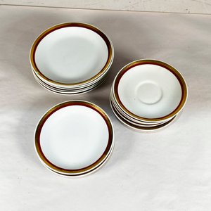 Juego de Loza "Olmos" con Guarda Dorada y Roja: Cremera, Fuente y Platos - imagen 3