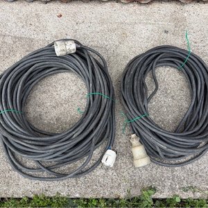 Lote siguiente: Dos alargues eléctricos de goma