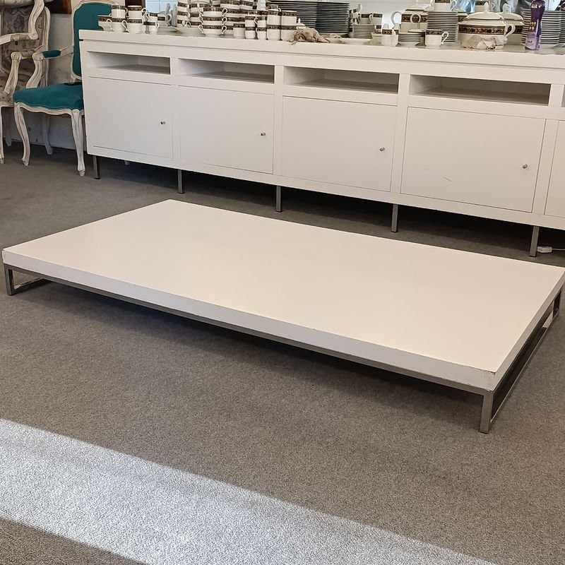 Lote siguiente: Mesa Centro con Tapa Lacada y Estructura de Acero Inoxidable