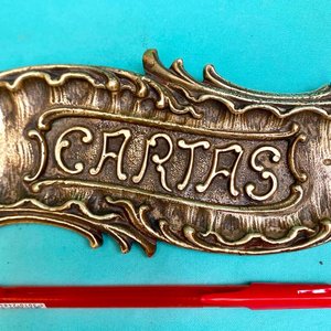 Antigua placa de manoton de puerta en bronce de muy buena calidad de fundición francesa. Tiene buzonera. Largo 30 cm x 8 cm. - imagen 2