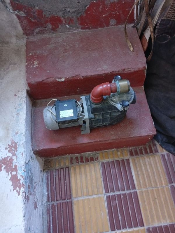 Bomba con motor eléctrico en buen estado - imagen 1