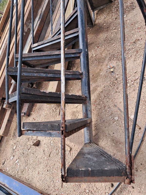 Escalera Caracol de Hierro con Baranda y Madera - imagen 5