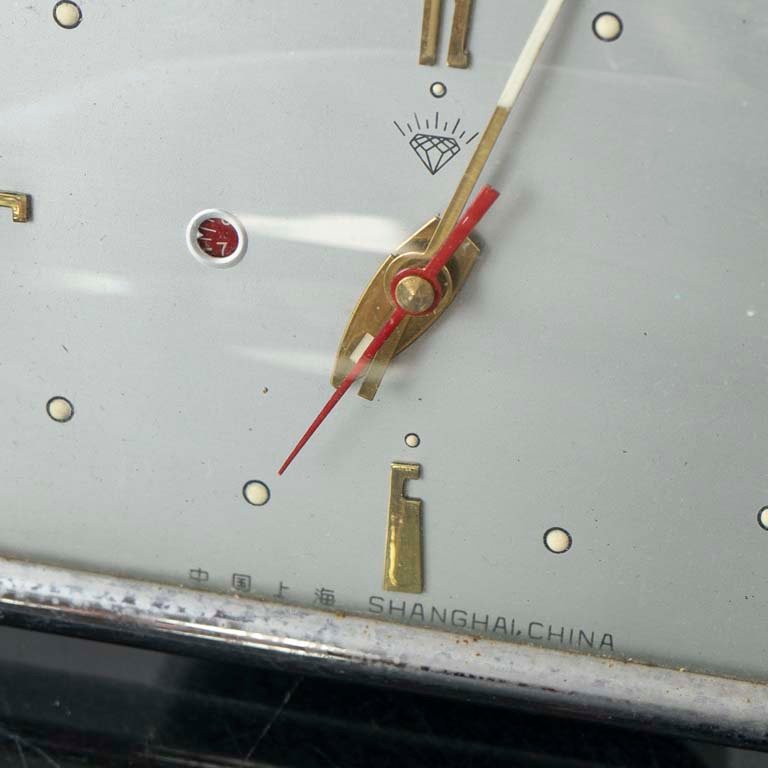 Reloj chino analógico con detalles en rojo - imagen 2