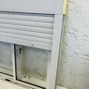 Lote #025a – Ventana de aluminio dos hojas con persiana – 100x100cm - imagen 3