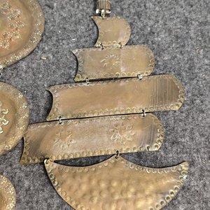 Dos Piezas Decorativas de Bronce para Colgar: Barco y Círculos - imagen 3