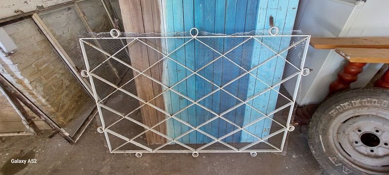 Reja de metal con tela blanca - imagen 2