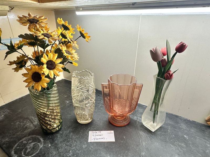 Colección de Floreros de Vidrio con Flores Coloridas - imagen 9