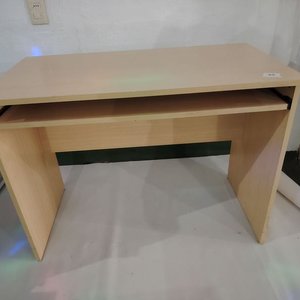 Escritorio de madera claro con bandeja para teclado - imagen 6