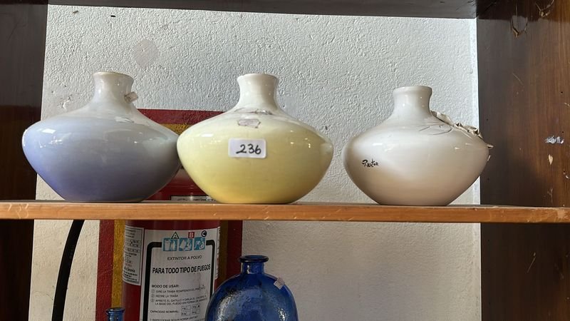 Tres floreros de cerámica - imagen 2