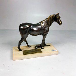 Figura de Caballo en Metal Bronceado sobre Base de Mármol - imagen 2
