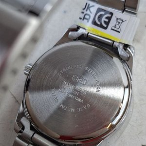 Reloj de Pulsera Q&Q Tono Plateado Esfera Azul WR 5 Bar - imagen 4