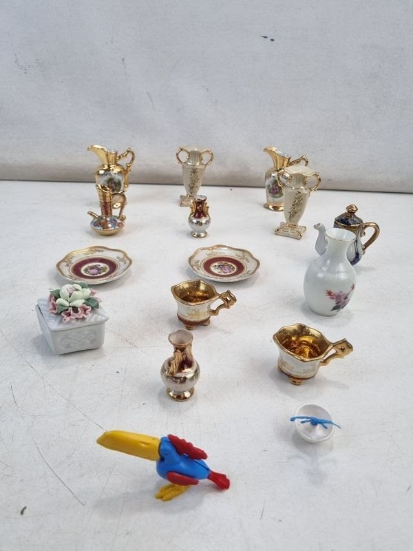 L 449 - Varias Piezas - Atractivo lote de miniaturas decorativas con jarrones, pocillos y tetera, ideales para coleccionistas y maquetas.