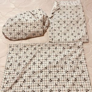 Lote siguiente: Juego de Sábanas Infantil 1 Plaza con Estampado de Mickey Mouse