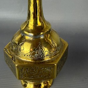 Par de Floreros de Bronce con Grabados Ornamentales - imagen 2