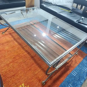 Mesa de Centro Metálica con Tapa de Cristal y Parrilla Inferior - imagen 3