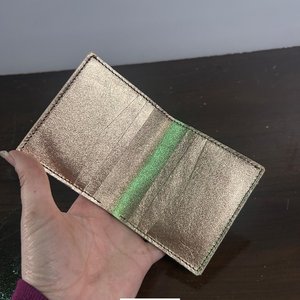 Tarjetero de Cuero Metálico Dorado Nuevo - imagen 3