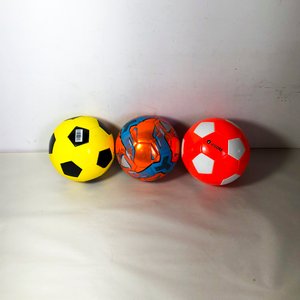 Lote siguiente: Lote de Tres Pelotas de Fútbol Varios Diseños