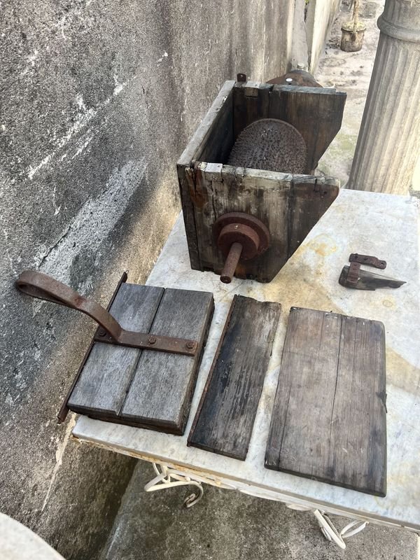 Antigua maquina industrial para rallar queso o pan - imagen 3