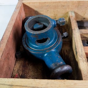 Terraja de Hierro con Dados y Manija en Caja de Madera - imagen 4