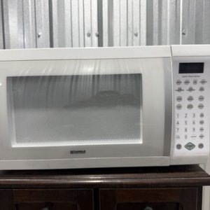 Microondas Kenmore Blanco con Pantalla Digital y Función "Quick Touch Sensor" - imagen 1