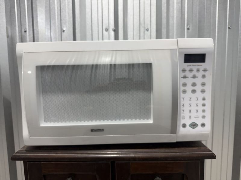 Microondas Kenmore Blanco con Pantalla Digital y Función "Quick Touch Sensor"