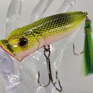 Señuelo de Pesca Popper Verde y Amarillo con 2 Anzuelos Triples - imagen 2