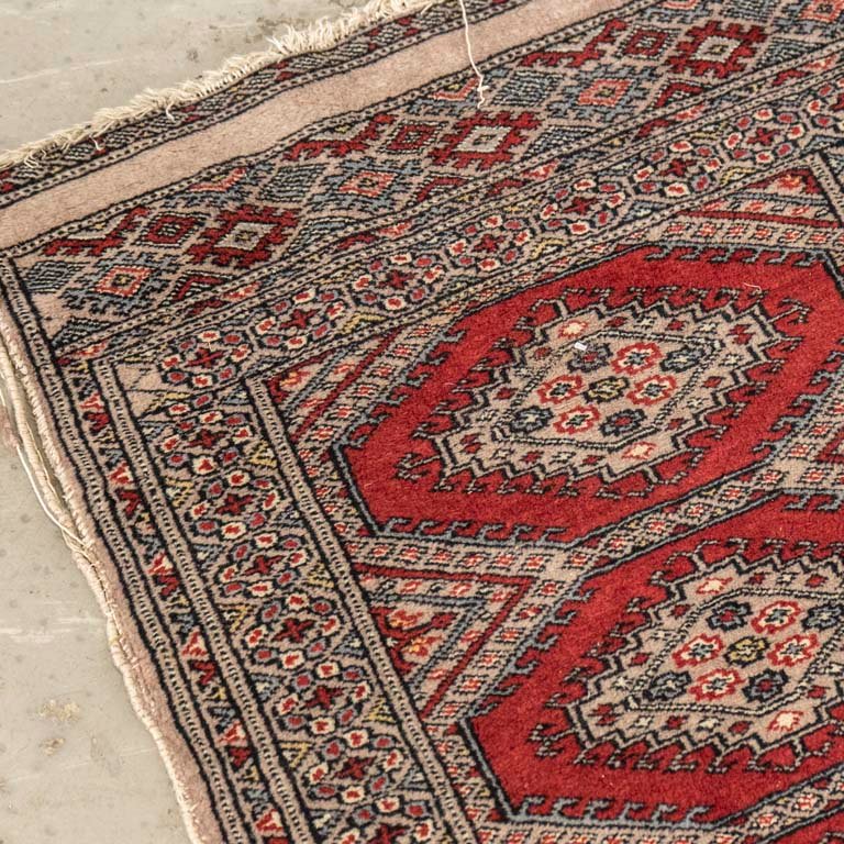 Alfombra persa en varios tonos con fondo bordó - imagen 3