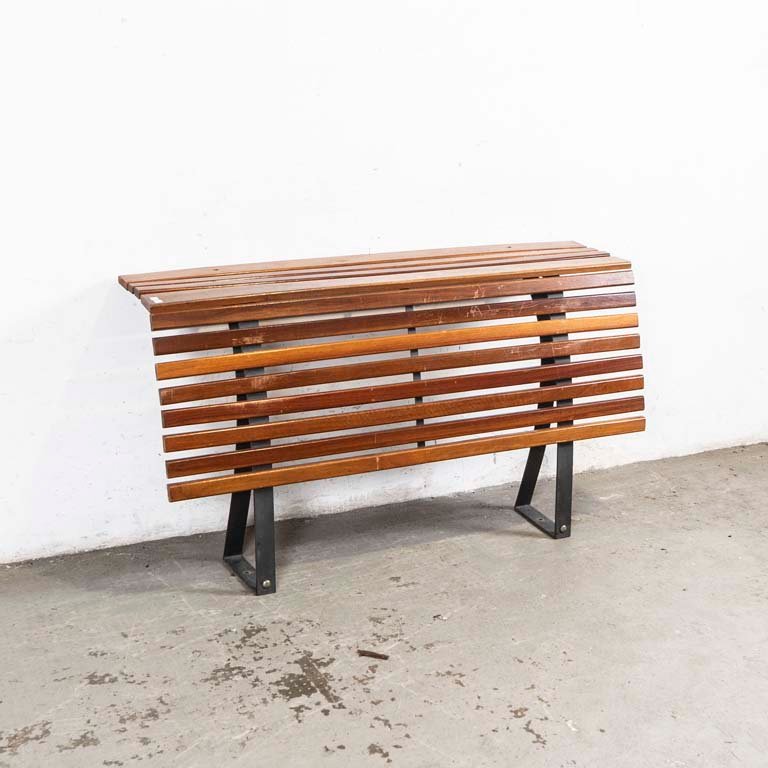 Lote siguiente: Banco de madera y metal para amurar