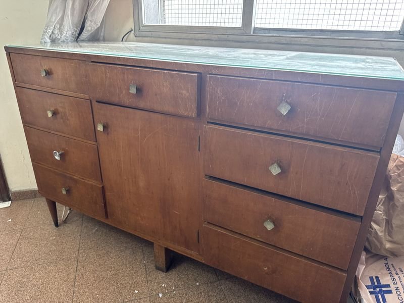 Cajonera en madera con tapa de vidrio en condiciones aceptables - imagen 3