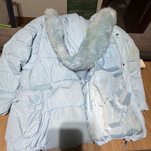 Lote siguiente: Campera Larga Celeste Talle M con Cuello de Piel Sintética
